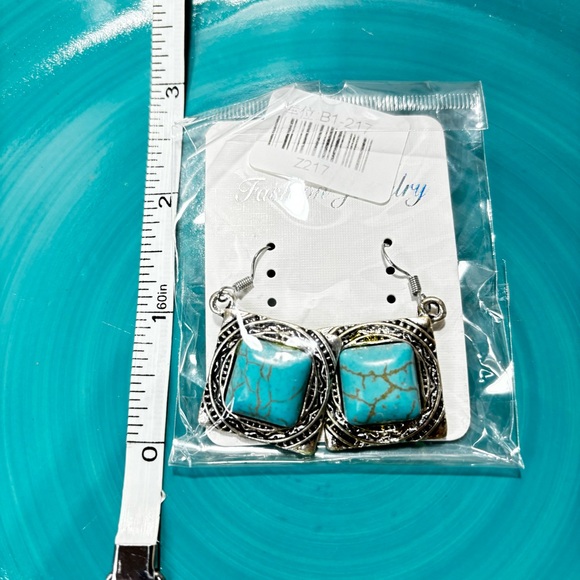 Fashion Earrings, 5 pairs, Pierced. Faux Turquoise and silver toned. - Picture 5 of 6